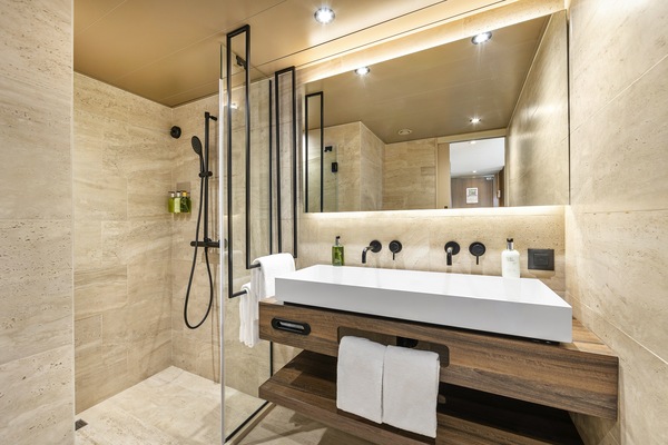 Travelmarvel MS Estrela Owners Suite Bathroom ©Tony Brown Photography.jpg